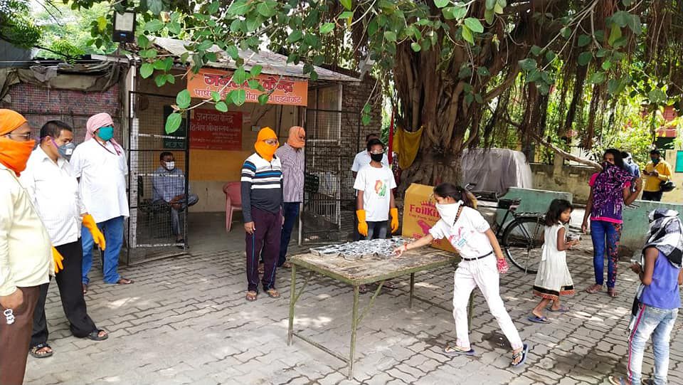 -लखनऊ के मैथलीशरण गुप्त वार्ड में आज भी नमो किचन का, वहाँ बने भोजन का वितरण भाजपा प्रवक्ता व पार्षद 