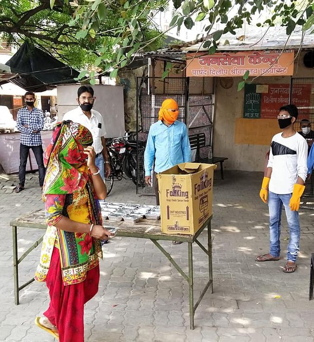 -लखनऊ के मैथिलीशरण गुप्त वार्ड में रोजाना की भांति आज भी नमो किचन के अंतर्गत भोजन बनवाकर उसका वितरण 