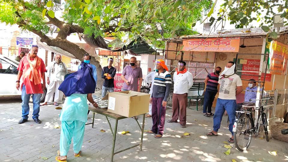 -लखनऊ के मैथलीशरण गुप्त वार्ड में आज भी नमो किचन का, वहाँ बने भोजन का वितरण भाजपा प्रवक्ता व पार्षद 