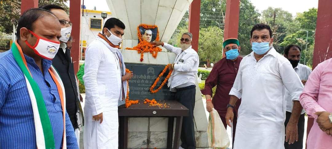 -शुक्रवार को देश के पूर्व प्रधानमंत्री एवं संचार क्रांति के जनक स्व. राजीव गांधी के 22वें शहादत दिवस