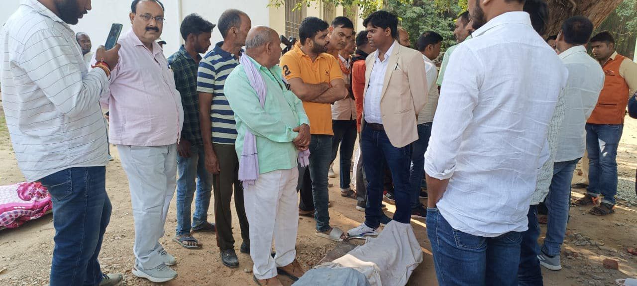 -छठ महापर्व के अवसर पर ईंख तालाब में गाड़ने के दौरान भभुआ गांव के मरीचाव गांव के 16 वर्षीय अंकित सिं