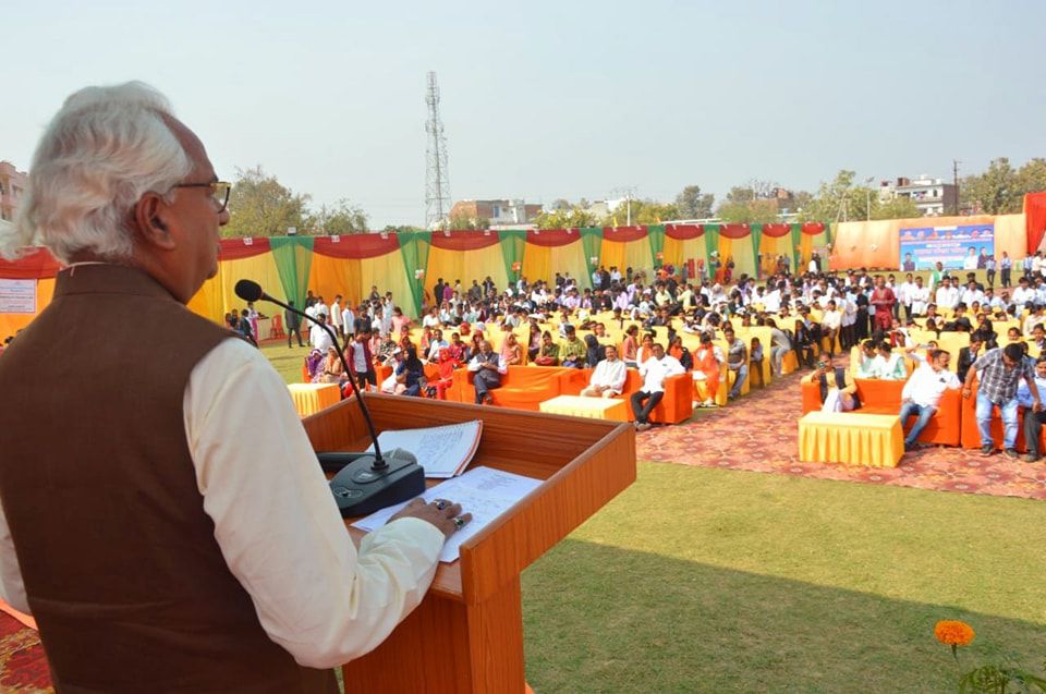 -लखनऊ के सीतापुर रोड स्थित रेवथी लॉन में तीन दिवसीय रोजगार मेले का आयोजन किया गया। "रोजगार संगम - 20