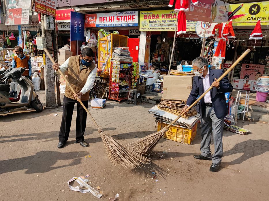 -लखनऊ पूर्व विधानसभा के अंतर्गत आज क्षेत्रीय पार्षद दिलीप श्रीवास्तव ने स्वच्छता अभियान चलाकर लोगों 