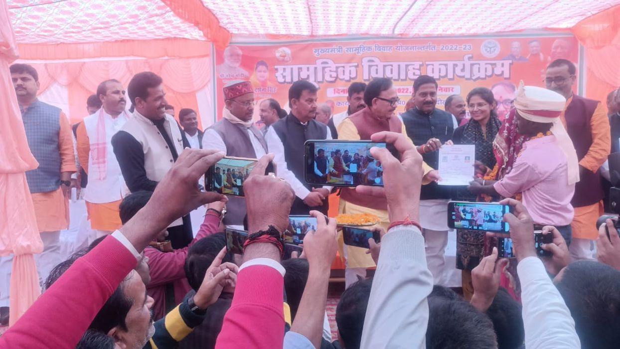 -आज जनपद चंदौली के सदर ब्लाक परिसर में मुख्यमंत्री सामूहिक विवाह कार्यक्रम का आयोजन किया गया। सामूहि