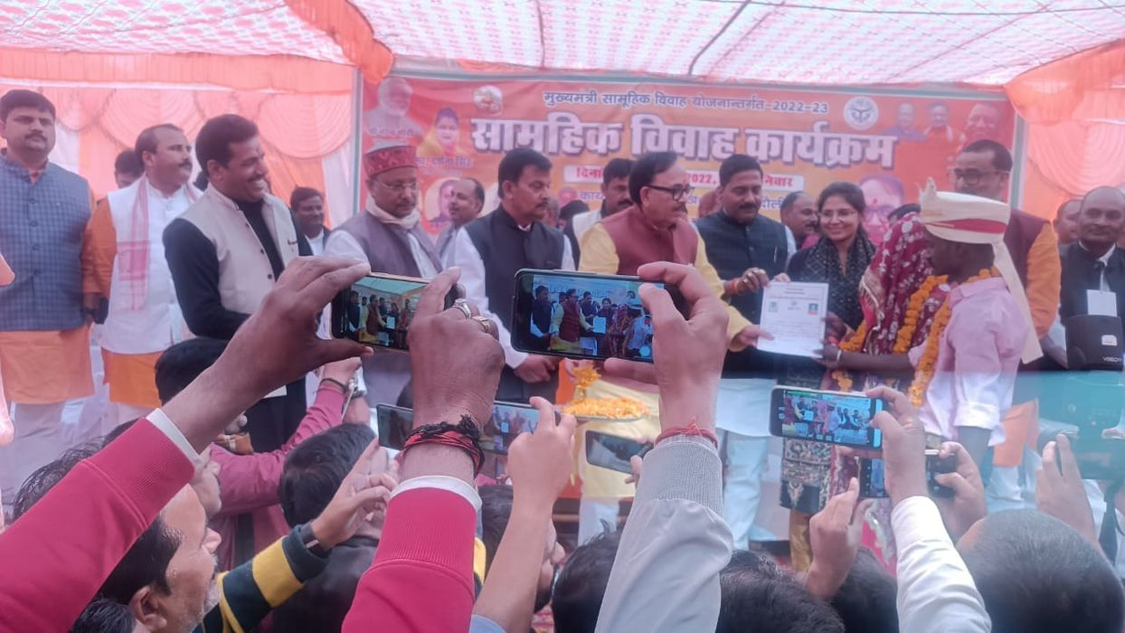 -आज जनपद चंदौली के सदर ब्लाक परिसर में मुख्यमंत्री सामूहिक विवाह कार्यक्रम का आयोजन किया गया। सामूहि