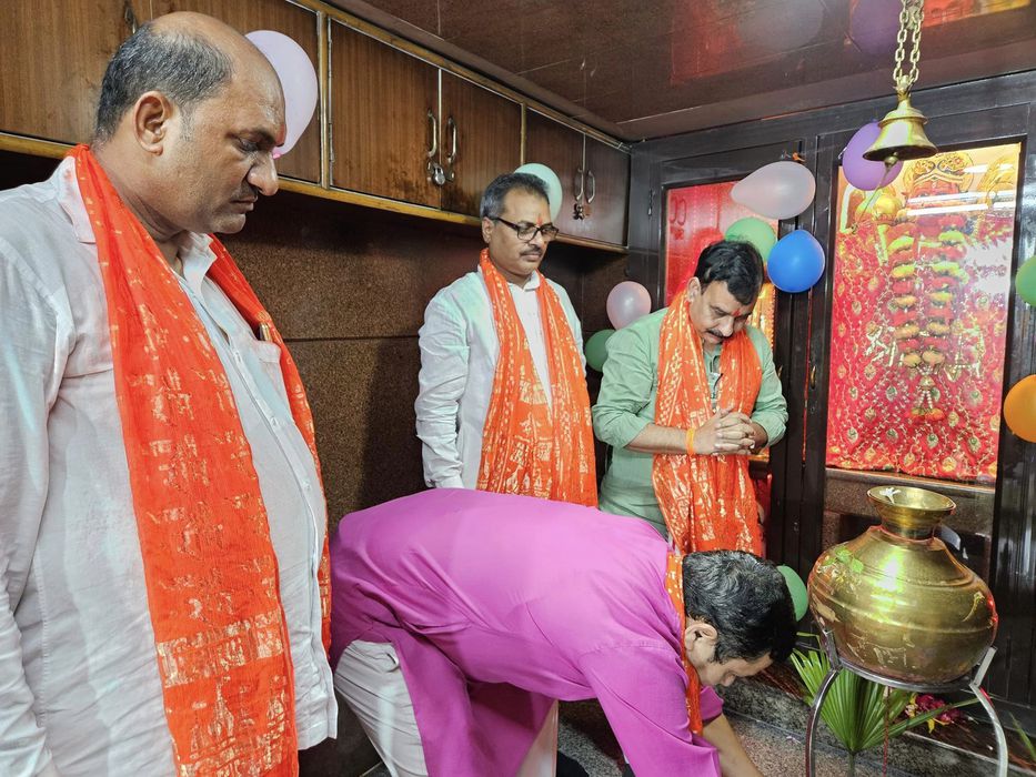 -पूर्व पार्षद श्री अखिलेश गिरी द्वारा आयोजित भंडारे में पूर्व मुख्य सचेतक पार्षद विजय कुमार भुर्जी न