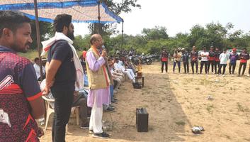 डॉ जनक कुशवाहा - महुआ विधानसभा के मढ़ी में ऐतिहासिक क्रिकेट प्ले ग्राउंड पर क्रिकेट मैच का किया गया उद्घाटन