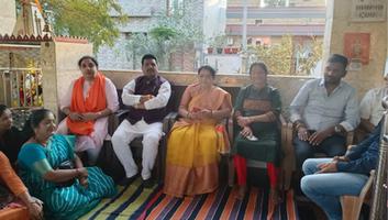 सूर्यमुनी तिवारी - गुजरात विधानसभा अध्यक्ष डॉ नीमाबेन आचार्या से की गई शिष्टाचार भेंट