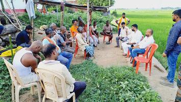 विकास सिंह - जिगीनपुरवा गांव में सड़क दुर्घटना में महिला की मौत, जिला परिषद सदस्य ने शोकाकुल परिवार से की मुलाकात