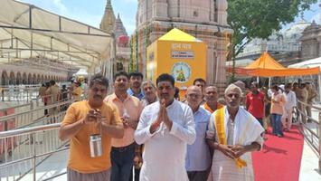 सूर्यमुनि तिवारी - श्रावण पूर्णिमा पर बाबा विश्वनाथ का किया भव्य दर्शन-पूजन