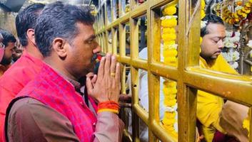 सूर्यमुनी तिवारी - जनपद मिर्जापुर के विंध्याचल में स्थित माता विंध्यावासिनी मंदिर में किए दर्शन