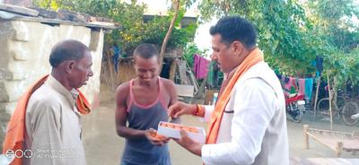 वनवासी बस्ती क्षेत्र के लोगों के साथ बांटी दिवाली की खुशियां
