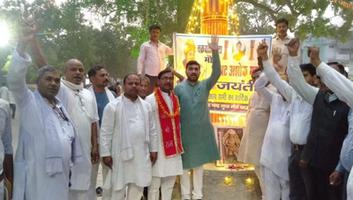 राजीव द्विवेदी - कल्याणपुर में अशोक लाट पर कैंडल जलाकर मनाई गई सम्राट अशोक की जयंती