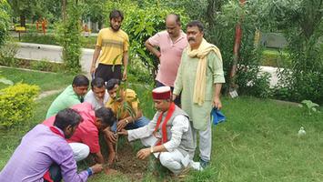 गुलाबचंद्र कुशवाहा- स्व संजय निगम अकेला की पुण्य स्मृति में पौधारोपण अभियान, पर्यावरण संरक्षण की ओर सार्थक कदम