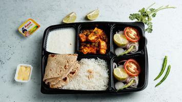 Paneer Matar Rice, 2 Roti, Salad, Raita