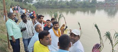 संध्या छठ पूजा के अवसर पर भभुआ के विभिन्न ग्रामों में पहुंचे विकास सिंह, लिया व्रतियों से आशीर्वाद