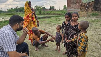 विकास सिंह - ट्रेन हादसे में युवक की मृत्यु, पीड़ित परिवार से मिलकर जिला परिषद सदस्य ने दी सांत्वना