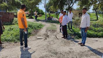 विकास सिंह - जिला परिषद सदस्य ने मोकारी गांव में मुख्यमंत्री ग्राम संपर्क योजना के तहत अवरुद्ध पड़ी सड़क के निर्माण की उठाई मांग