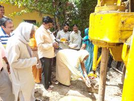 पेयजल समस्याओं से निस्तारण के लिए वार्ड के बी ब्लॉक इंदिरानगर में पार्षद ने कराई ट्यूबवेल की व्यवस्था