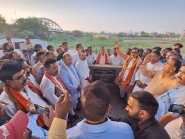 सांसद डॉ महेंद्र नाथ पांडेय ने अपने संसदीय क्षेत्र में विकास कार्यों का लिया जायजा