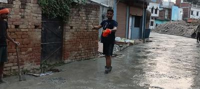 गोसाईगंज के बाजारपूर्व वार्ड में नगर पंचायत अध्यक्ष ने अपनी निगरानी में कराया सड़क निर्माण कार्य