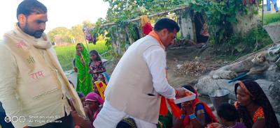 वनवासी बस्ती क्षेत्र के लोगों के साथ बांटी दिवाली की खुशियां