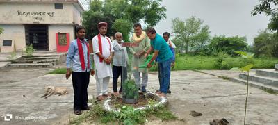 समाजसेवा और पर्यावरण संरक्षण का अद्वितीय प्रयास, पर्यावरण प्रहरी ने मुक्ति धाम में किया पौधारोपण