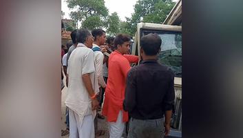गुलाबचन्द्र कुशवाहा - गायत्री नगर तिराहा पर हुई ट्रैक्टर और लोडर की टक्कर, समाजसेवी मदद के लिए तुरंत आए आगे