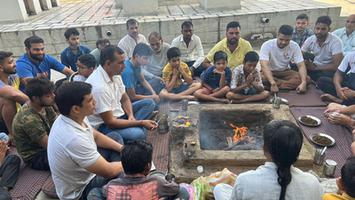 अक्षय चौधरी - शिव आराधना का दिव्य अनुभव, जिला संयोजक ने पवित्र शिव मंदिर में हवन में भाग लिया