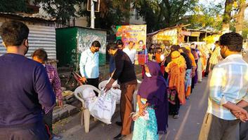 दिलीप श्रीवास्तव - मैथिलीशरण गुप्त वार्ड, लखनऊ में असहाय और जरूरतमंदों के लिए सी व बी ब्लॉक इंदिरानगर में हुआ खाद्य सामग्री वितरण