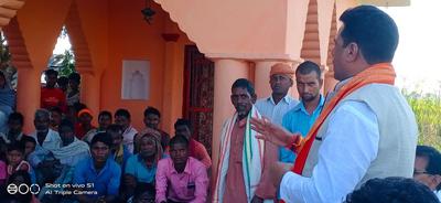 वनवासी बस्ती क्षेत्र के लोगों के साथ बांटी दिवाली की खुशियां