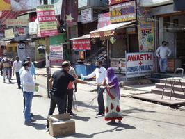 पॉलीटेक्निक चौराहा,मुंशी पुलिया इंदिरानगर लखनऊ में मजदूरों के बीच वितरित किया गया भोजन