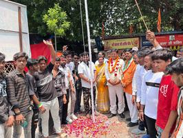 इंदिरानगर, लखनऊ में झंडारोहण समारोह, युवाओं ने निकाली भव्य तिरंगा यात्रा