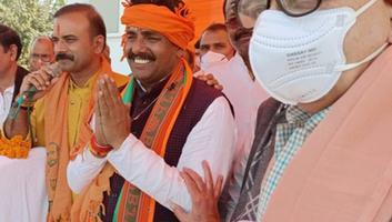 सूर्यमुनी तिवारी - सकलडीहा क्षेत्र की सम्मानित जनता जनार्दन के साथ कंधे से कंधा मिलाकर सदैव खड़ा हूं