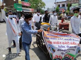 आसमान छूते पेट्रोल-डीजल के दामों को लेकर काँग्रेस पार्टी का जोरदार प्रदर्शन