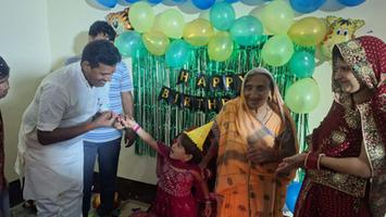 सूर्यमुनि तिवारी - हिंदवारी, मुगलसराय में बिटिया के जन्मदिन पर दी बधाई और शुभकामनाएं