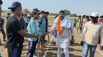 दतियांव बनाम कुंज क्रिकेट मैच में कुंज की टीम की हुई जीत