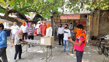 दिलीप श्रीवास्तव - नमो किचन के माध्यम से भर रहा जरूरतमंदों का पेट, इन्दिरा नगर में हुआ जरूरतमंदों के बीच भोजन का वितरण