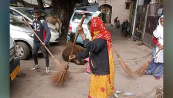 बापू के सपने को पूरा करने हेतु मौलवीगंज वार्ड में चला स्वच्छ भारत अभियान