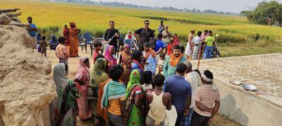 ग्रामीण जनता के आग्रह पर चबूतरे का हुआ निर्माण, जिला पार्षद ने किया उद्घाटन