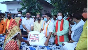 सूर्यमुनि तिवारी - चहनिया ब्लॉक के पूरा गणेश एवं पूरा विजई ग्राम में बाढ़ पीड़ितों को प्रदान की गई राहत सामग्री