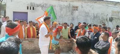 सकलडीहा विधानसभा की फगुईया ग्रामसभा के अंतर्गत विभिन्न ग्रामों में भाजपा का डोर टू डोर संपर्क