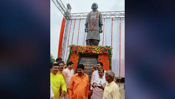 लखनऊ में पूर्व सीएम स्व कल्याण सिंह की प्रतिमा का रक्षामंत्री ने किया अनावरण