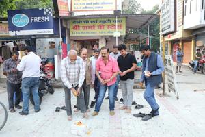 इंदिरानगर बी ब्लॉक में इंटरलॉकिंग टाइल्स निर्माण कार्य का उद्घाटन