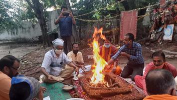 हनुमान जी मंदिर में नहीं तो कहां रहेंगे, कार्यकर्ताओं का प्रदर्शन जारी