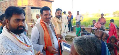 वनवासी बस्ती क्षेत्र के लोगों के साथ बांटी दिवाली की खुशियां