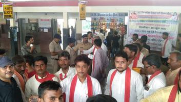 गुलाबचंद्र कुशवाहा - भारतीय शक्ति चेतना पार्टी जिला बांदा कार्यालय के आठवें स्थापना दिवस के अवसर पर उत्तर मध्य रेलवे बांदा में यात्रियों को पिलाया गया शरबत