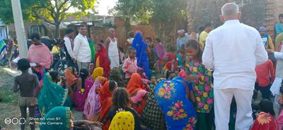 वनवासी बस्ती क्षेत्र के लोगों के साथ बांटी दिवाली की खुशियां