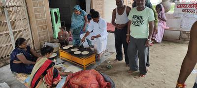 प्रतिज्ञा पदयात्रा - यात्रा के पंद्रहवें दिन बालेसर में कॉंग्रेस पदयात्रियों ने ग्रहण किया प्रसाद