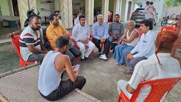 सूर्यमुनि तिवारी - सकलडीहा और मुगलसराय में अनेक परिवारों से की मुलाकात, शोक सभा में शामिल होकर परिवारों को दी संवेदना